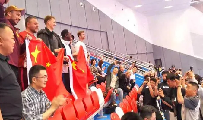 女子五人制足球亚洲杯中国6：0胜印尼！外国友人举五星红旗现场助威相关图三
