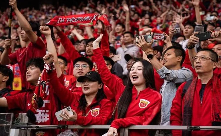大战之前，上海海港球迷又出侮辱性海报，此类恶行何以屡禁不止？