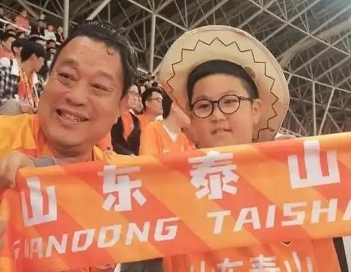 大战之前，上海海港球迷又出侮辱性海报，此类恶行何以屡禁不止？相关图六