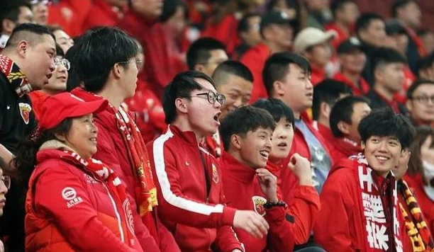 大战之前，上海海港球迷又出侮辱性海报，此类恶行何以屡禁不止？相关图五