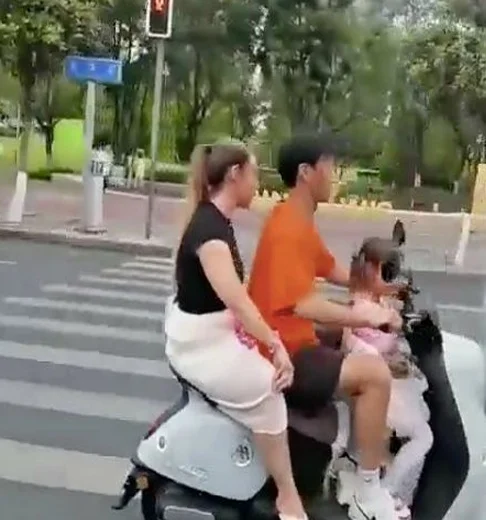 呼叫谭警官？中超球员一家3口骑电动车行驶在马路中间 全没戴头盔