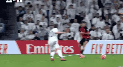 2-1！0-1！豪门之夜：皇马逆转绝杀 巴萨夺冠还得等 米兰折戟决赛相关图六