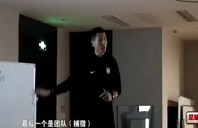 稀奇！青岛西海岸为何是黑马？主帅邵佳一竟给球员看动物世界相关图四