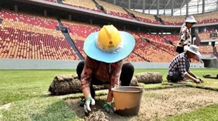 渝媒：龙兴足球场完成8000平方米草坪移植 确保达国际A级赛事标准