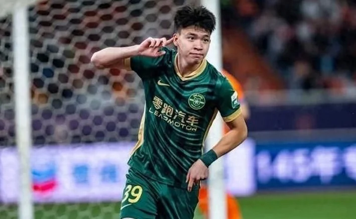 登陆欧洲？18岁小将领跑射手榜，引德甲球队关注，球迷：国足希望相关图六