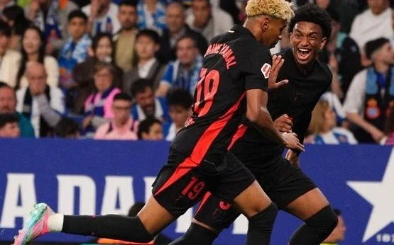 巴萨2-0夺冠！亚马尔传射建功+全场最佳，加冕最年轻的国内双冠王相关图三