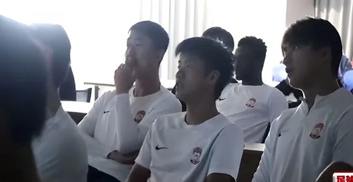 稀奇！青岛西海岸为何是黑马？主帅邵佳一竟给球员看动物世界相关图三