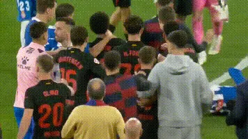 2-0后！2队多人冲突，巴萨遭对手洒水驱赶，17岁天才接班梅西相关图四