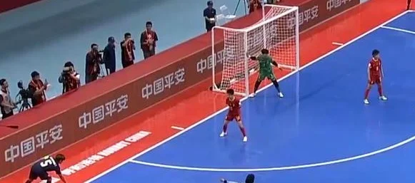 蠢到哭，中国五人制女足送2个乌龙1个手球，2-3被逆转无缘决赛相关图二