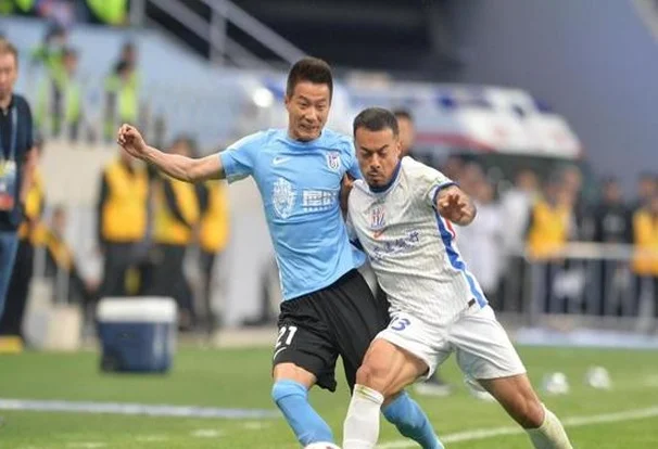 终于登顶3-0，上海队爆发18分钟3球，狂飙3连胜，大连主场2连败