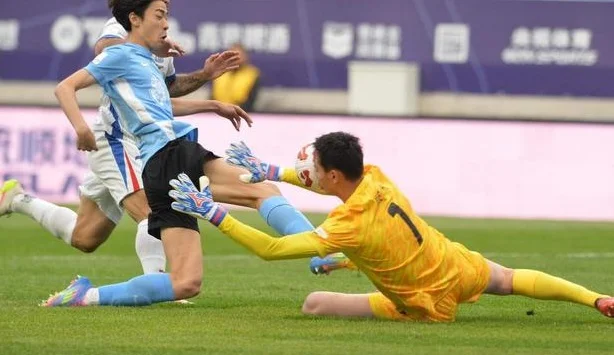 终于登顶3-0，上海队爆发18分钟3球，狂飙3连胜，大连主场2连败相关图二
