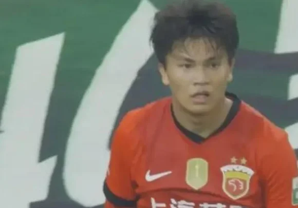 海港队1-1泰山！麦麦提江造3大争议，蒯纪闻假摔？慢镜头给出真相