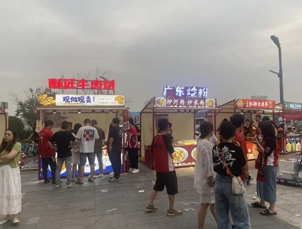 潘玮柏演唱会+蓉城主场球赛！成都凤凰山双馆齐开，约6万人齐聚“赛演之夜”相关图四