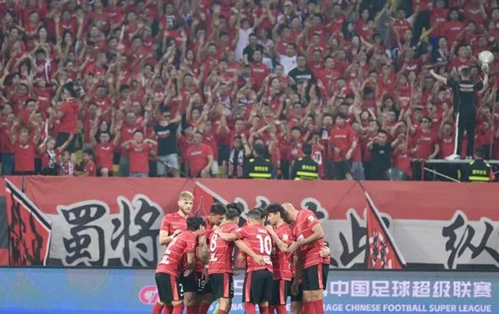 潘玮柏演唱会+蓉城主场球赛！成都凤凰山双馆齐开，约6万人齐聚“赛演之夜”
