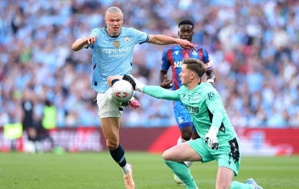 0-1！哈兰德过分谦让，亨德森一战封神，送曼城赛季四大皆空