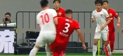 记者：海港成绩下滑因外援融入不到位，伤病潮源于连锁反应