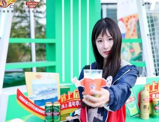 感谢山东三雄！申花球迷庆功喝青岛啤酒相关图四