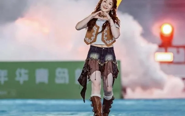 惊艳！陈梦亮相足球场甜美比心 里瓦尔多父子同场竞技 黄渤破门相关图三
