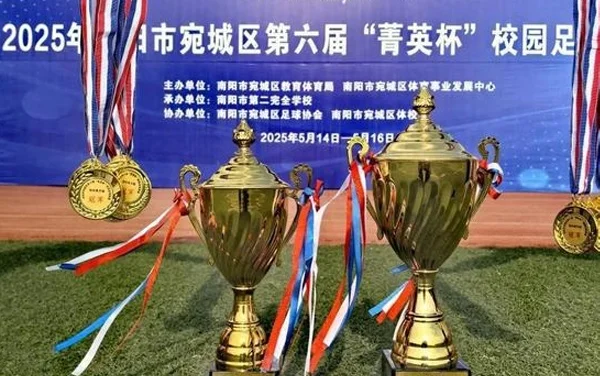 南阳市二完全学校初中部足球队斩获区赛男女双冠军