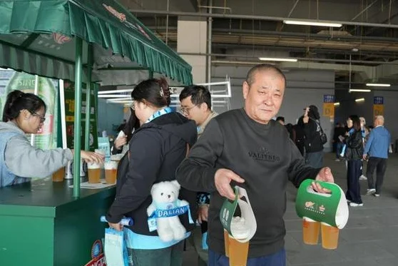 感谢山东三雄！申花球迷庆功喝青岛啤酒相关图三