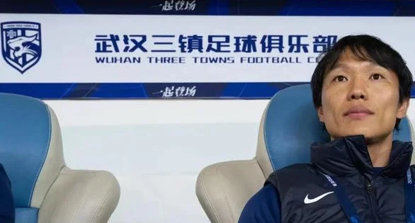 足球报：邓卓翔将继续带队三镇，俱乐部正抓紧解决转会禁令