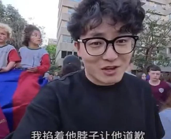愤怒！巴萨球迷种族歧视 中国球迷锁喉反击 对方怂了迅速道歉
