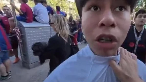 愤怒！巴萨球迷种族歧视 中国球迷锁喉反击 对方怂了迅速道歉相关图二
