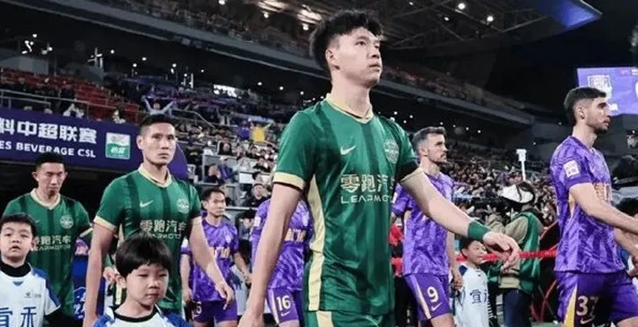 怎么选？与国内相差十倍，经纪人透露国脚王钰栋留洋一年的收入相关图三