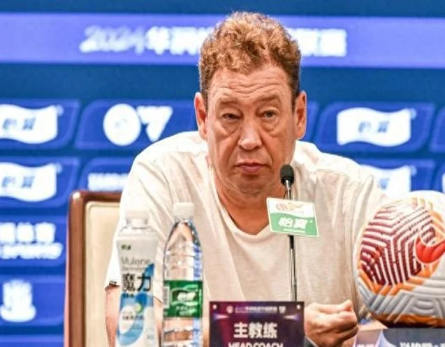 足球报：申花本赛季体系更完善 斯卢茨基放弃固执思路更灵活