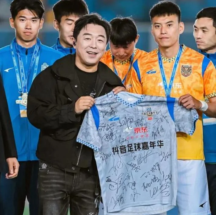 惊艳！陈梦亮相足球场甜美比心 里瓦尔多父子同场竞技 黄渤破门