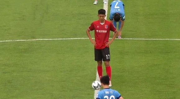 王钰栋制胜球，被放铲伤退，浙江队1-0晋级 陶强龙主动让球高情商相关图二