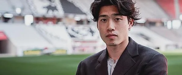 官方：弗赖堡签下日本边锋铃木唯人，将身披14号球衣