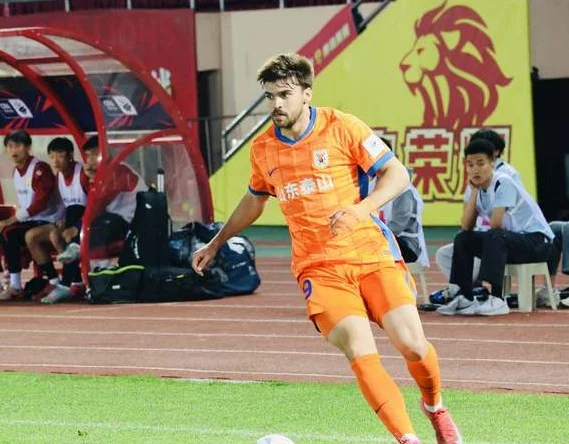 山东泰山5球大胜青岛红狮，晋级足协杯16强，克雷桑独中两元相关图三