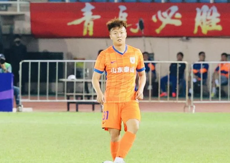 山东泰山5球大胜青岛红狮，晋级足协杯16强，克雷桑独中两元相关图五