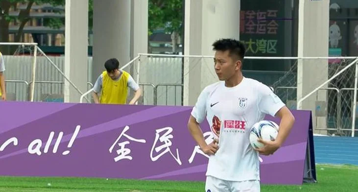 小温踢中甲费劲，大连4将完成首秀，黄子豪不如水哥 中场挖掘新星相关图三