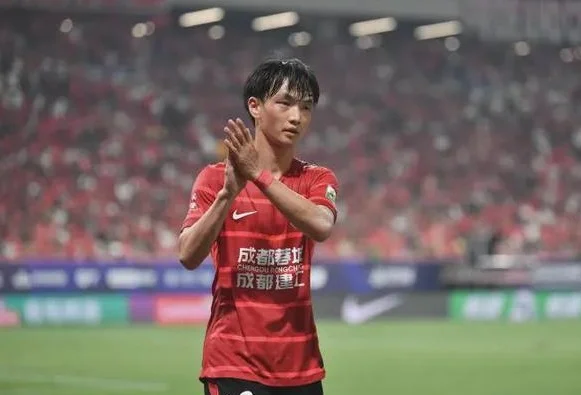 杨明洋归化终落地！国足中场能否借“瑞士铁闸”破解18强赛困局？