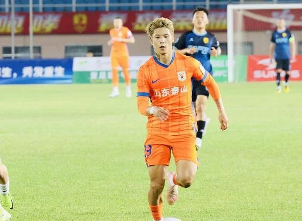 山东泰山5球大胜青岛红狮，晋级足协杯16强，克雷桑独中两元相关图四