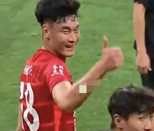 韩鹏飞被球迷当面侮辱，却微笑回应！给韦世豪看懵了：这不干他？相关图二