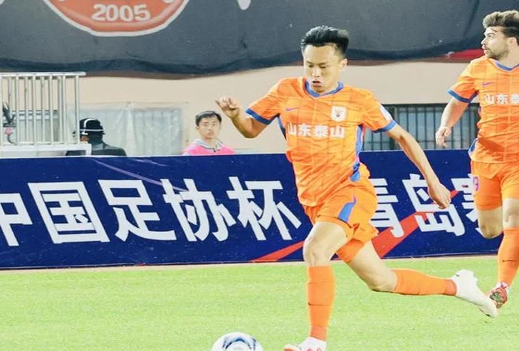 山东泰山5球大胜青岛红狮，晋级足协杯16强，克雷桑独中两元相关图二