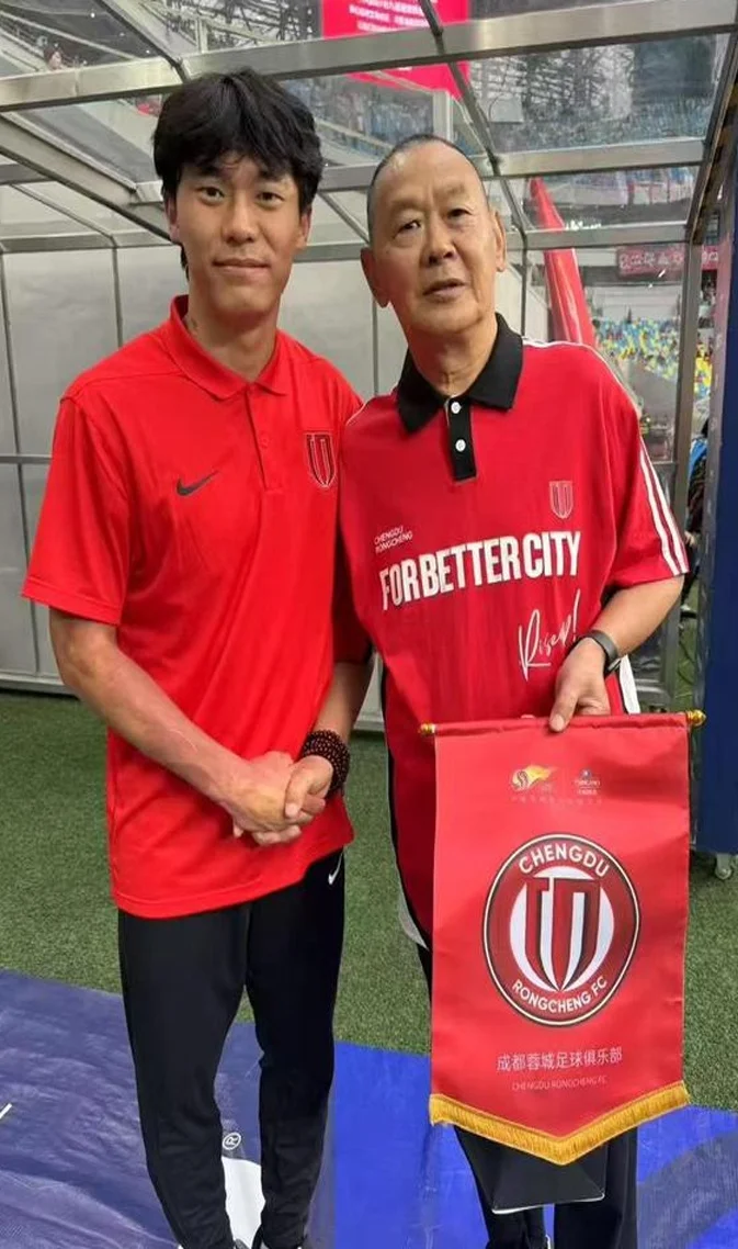被成都蓉城授予“最长情观赛球迷”！这位68岁老人说：可以吹一辈子！相关图四