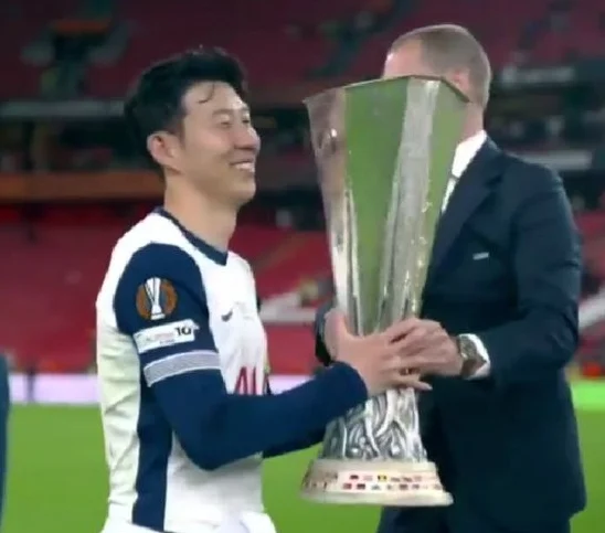 0-1后！曼联主帅不辞职：让2人首发成败笔，决赛整活痛失1亿欧