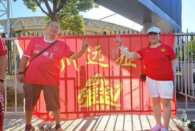被成都蓉城授予“最长情观赛球迷”！这位68岁老人说：可以吹一辈子！相关图二