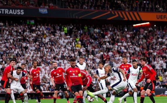 0-1！欧联杯冠军诞生 7亿豪门赛季惨遭四杀 8.3亿战舰创71年纪录相关图二