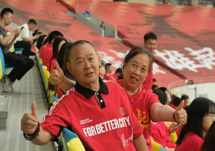 被成都蓉城授予“最长情观赛球迷”！这位68岁老人说：可以吹一辈子！