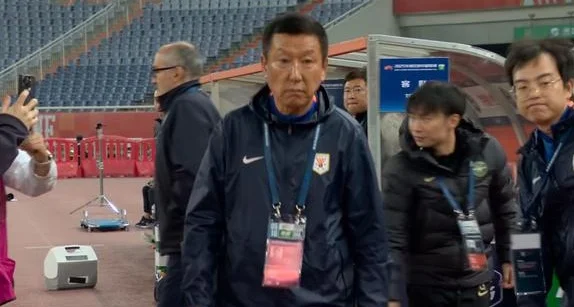 替补换上5名00后，老崔学聪明了 于金永苦坐板凳 泰山队仅剩3国脚