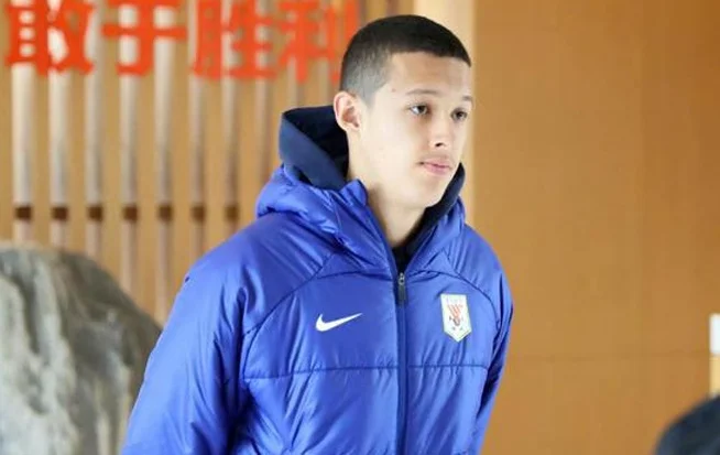 替补换上5名00后，老崔学聪明了 于金永苦坐板凳 泰山队仅剩3国脚相关图二