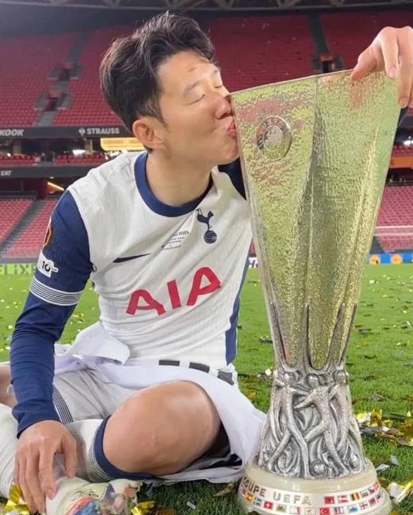 热刺捧杯搞笑夜，孙兴慜“空脖举杯”乌龙！凯恩：你有奖杯没奖牌相关图四