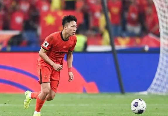 孤注一掷？伊万宁愿召入多余前锋当陪练，也不补缺后防短板相关图二