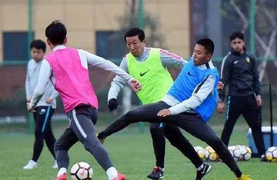 老崔和卡拉斯科小法老尿不到一壶，挤走小摩托，让史松宸打右后卫相关图二