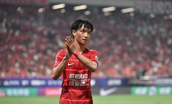 东体：杨明洋进入名单意味着国足在需要时可以采取双后腰打法